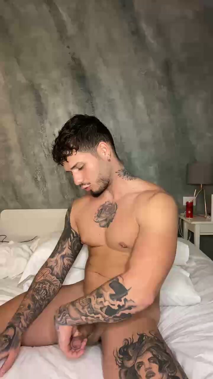 Italian guy cums on cam