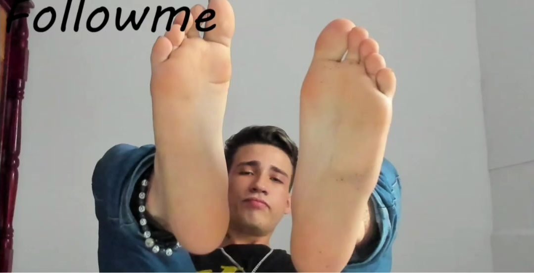 Gay foot fetish |Spanish twink shows feet