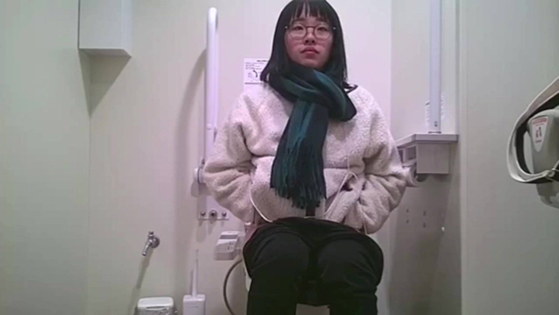 Japanese toilet voyeur 2 - video 5