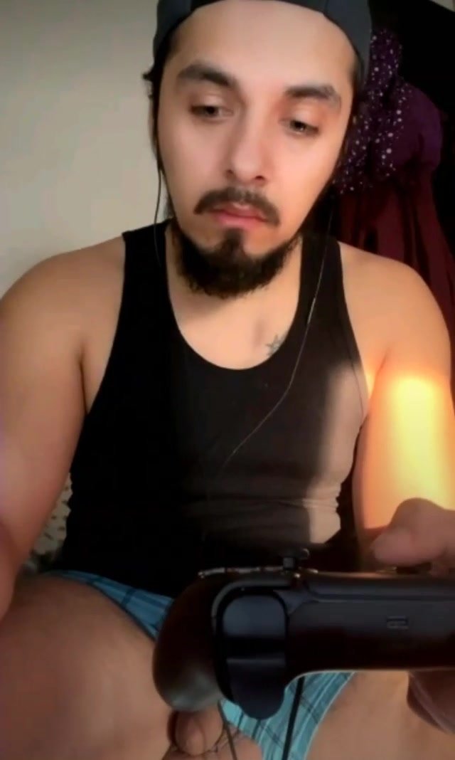 Guy has dickslip during game stream