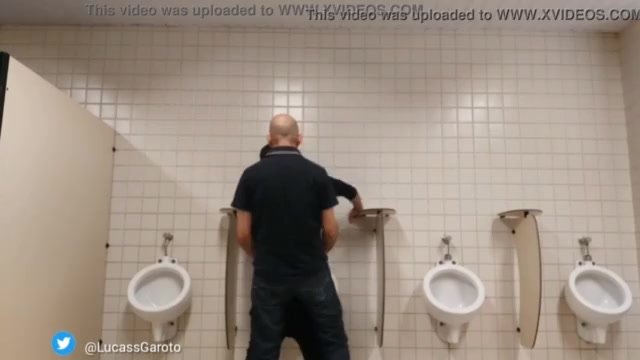 Quick fuck bareback in restroom
