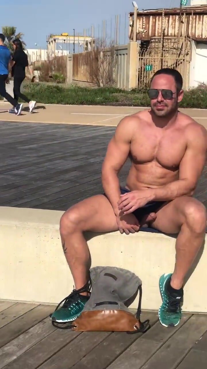Muscle daddy flashes cock on beach boardwalk