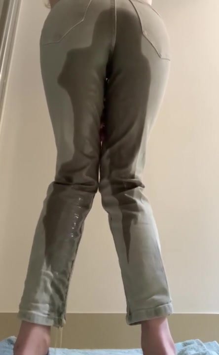 Sexy wetting in jeans, great ass