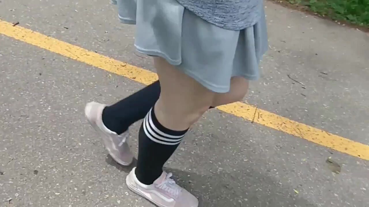 Upskirt pee while walking