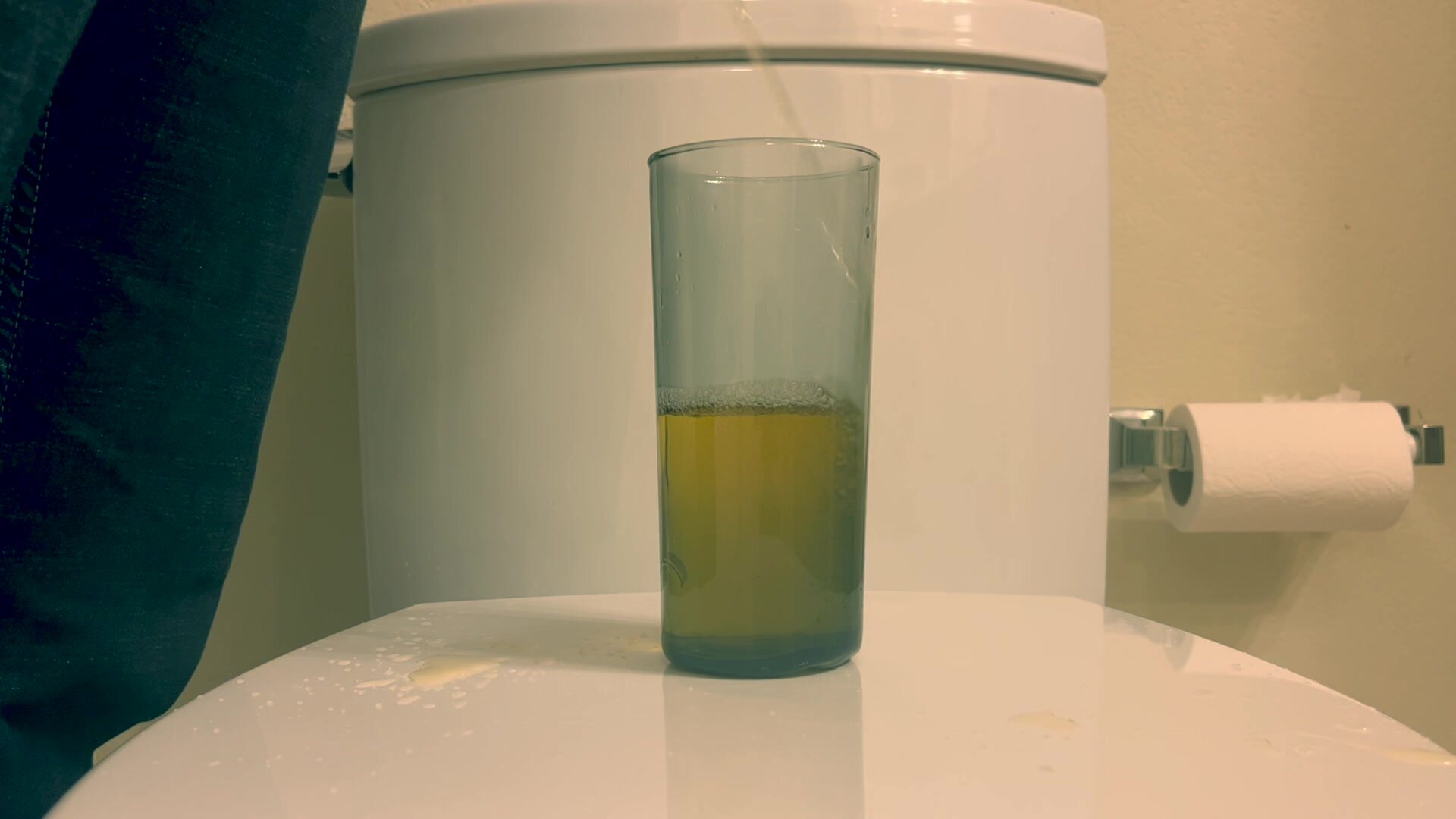 (9k) Scat Meal: A Nice Tall Glass of Piss