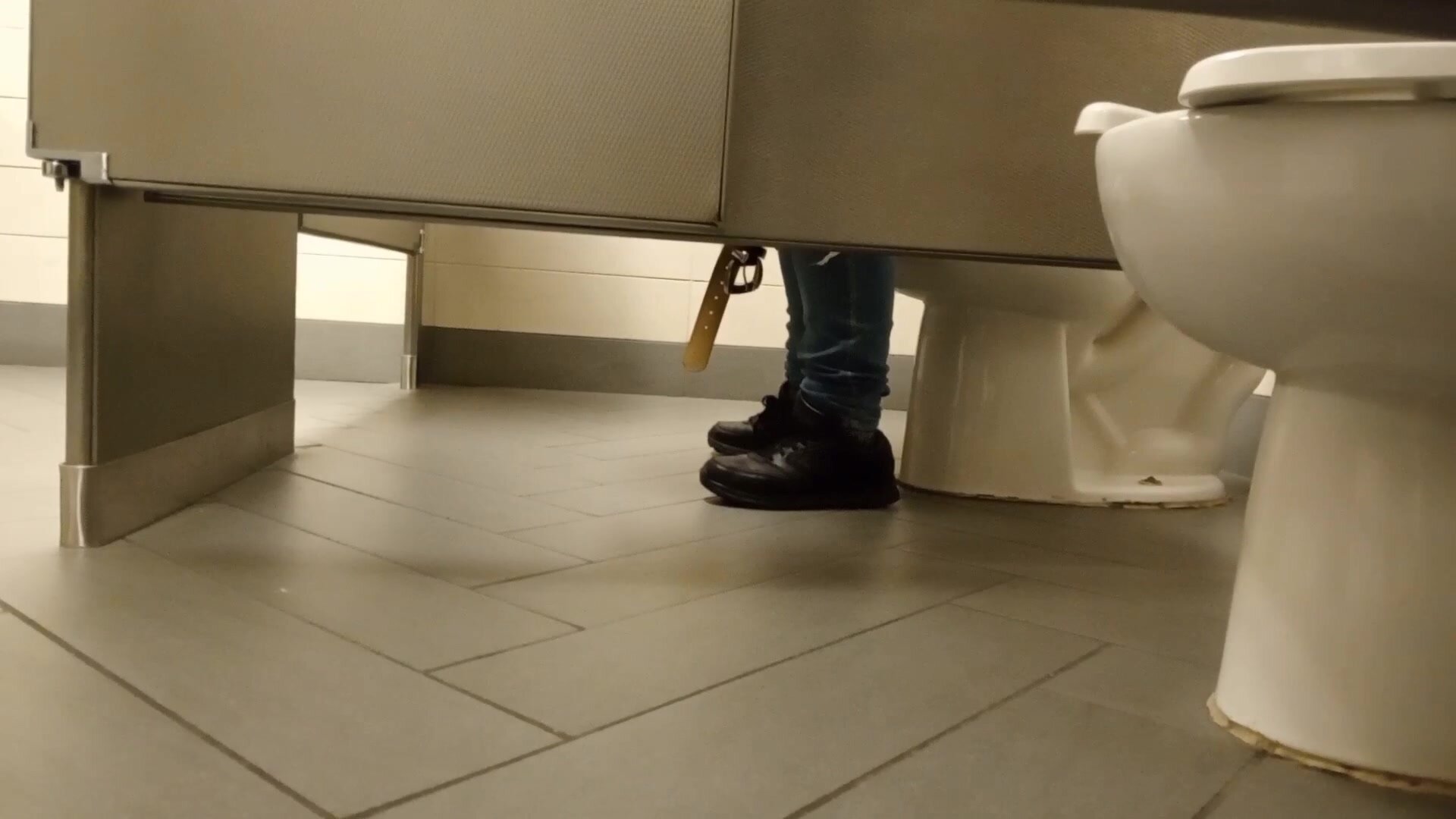 Mall girl dumping and farting