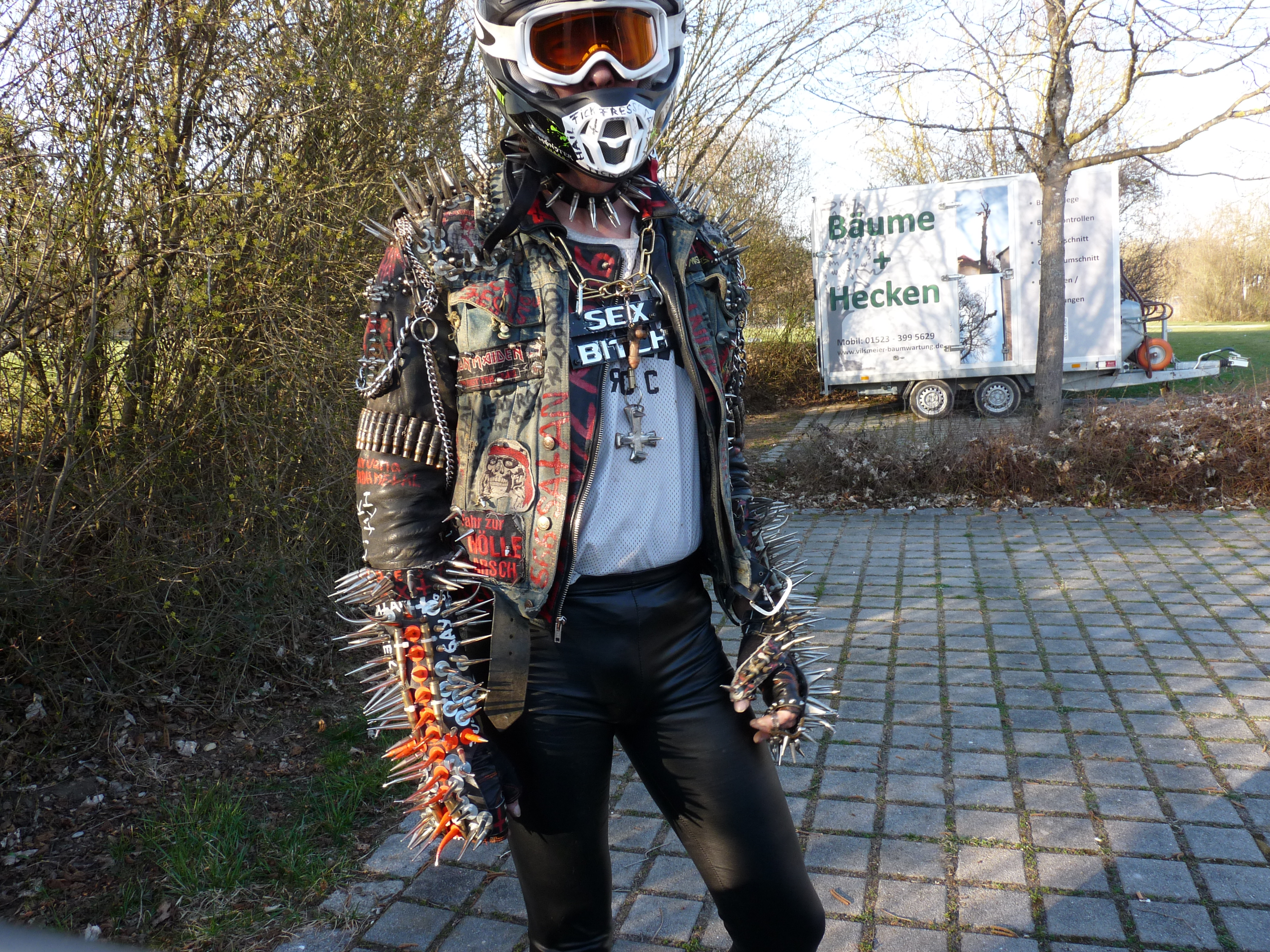 Blackmetal Bikepunk in tight leatherleggings
