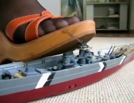 Giantess vs model Battle Ship