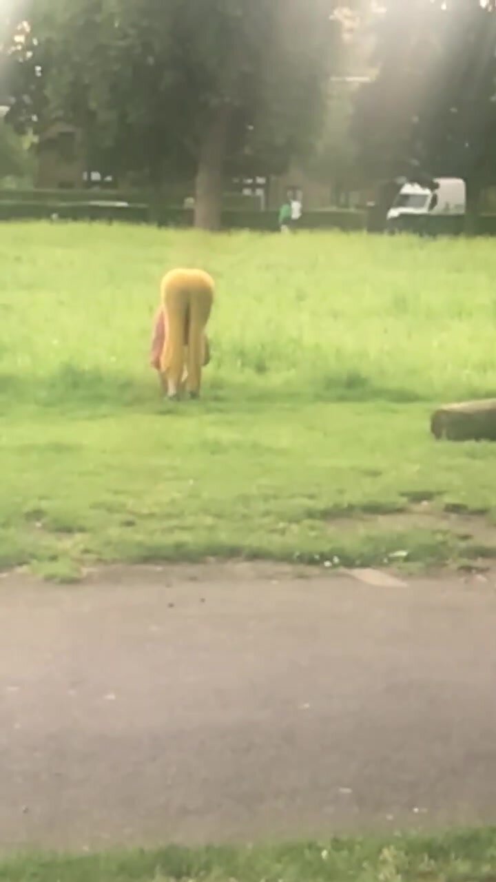 ATTENTION SEEKING PAWG IN THE PARK