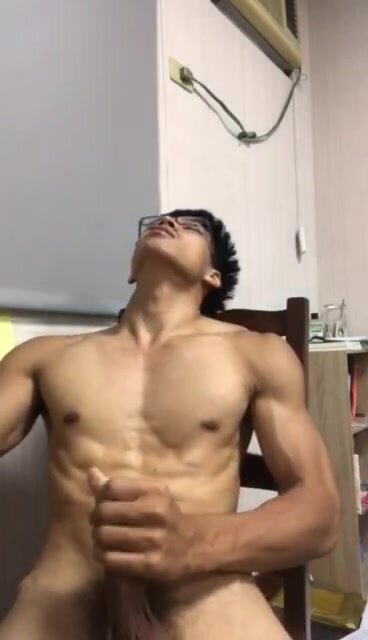 Fit taiwanese chessplayer wanking