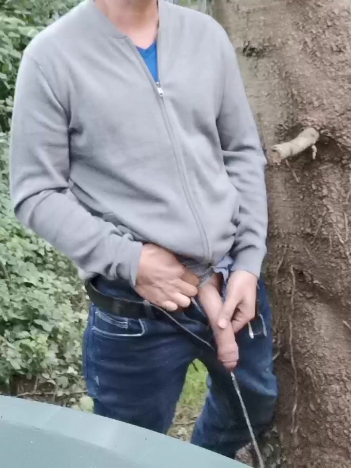 Hung Pisser - video 5