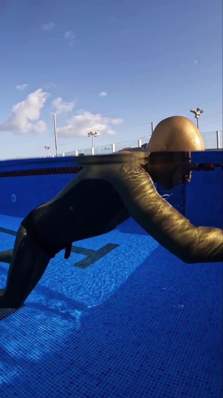 Barefaced underwater static apnea in tight wetsuit