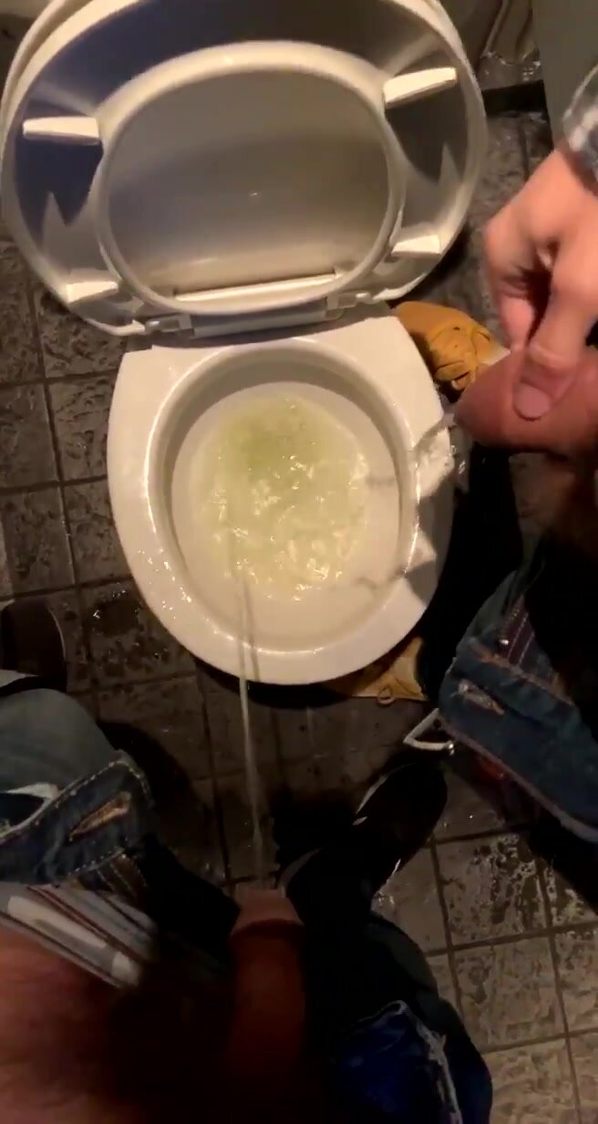 Uncut and Cut guys pee together