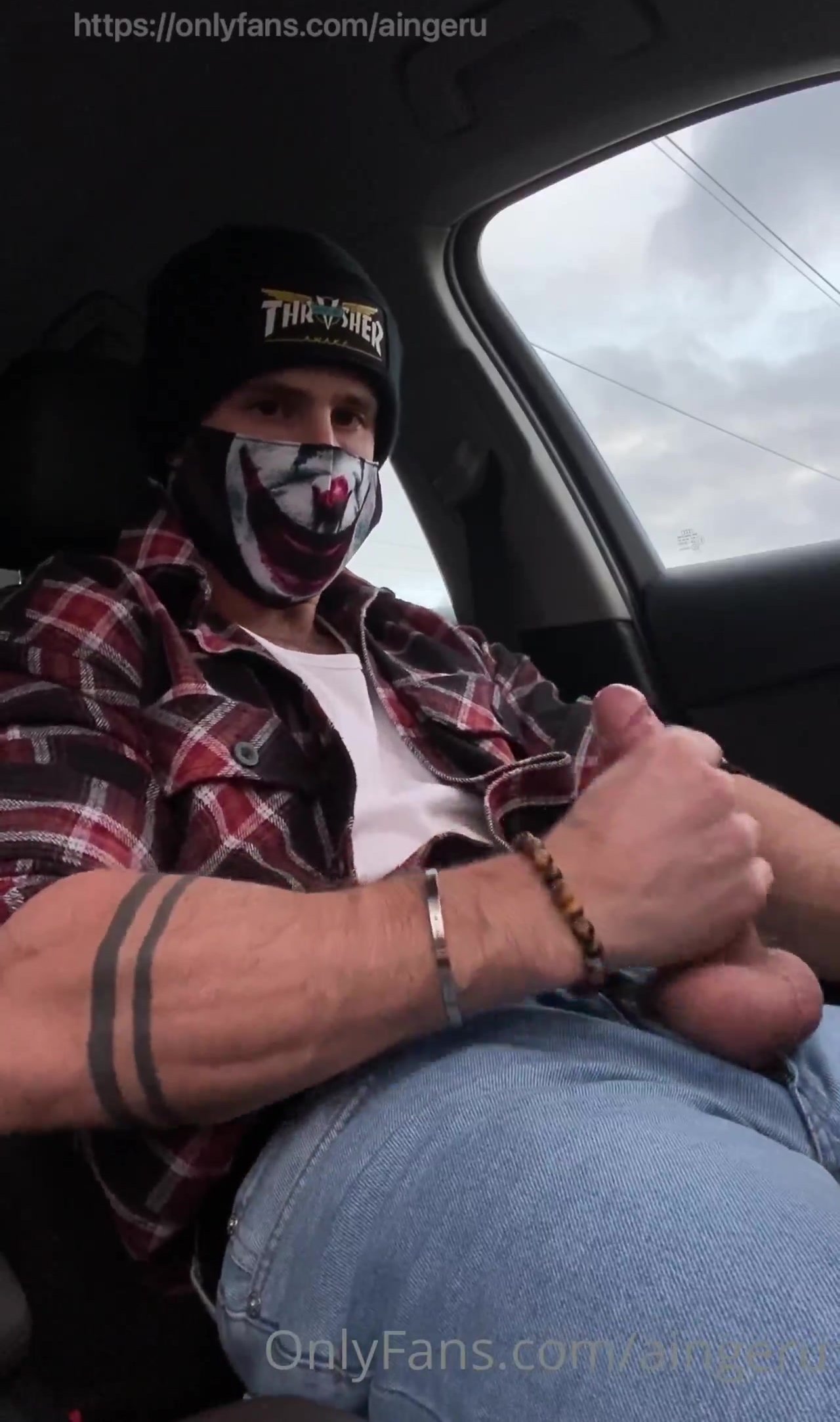 Masked hunk jerks in his car