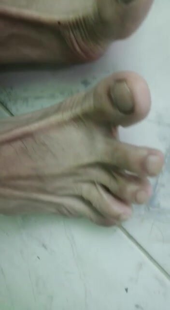 Feet tops - video 2