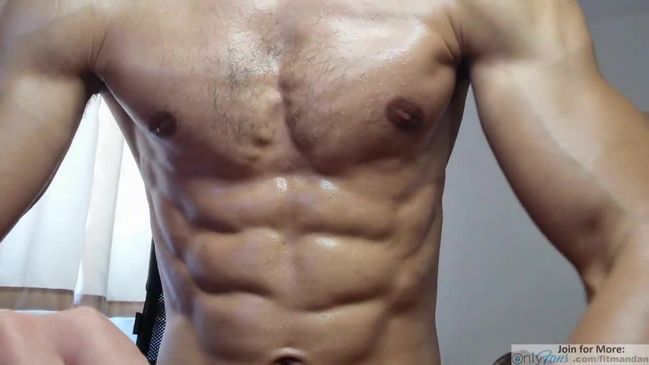 Bodybuilder reveals his entire BODY