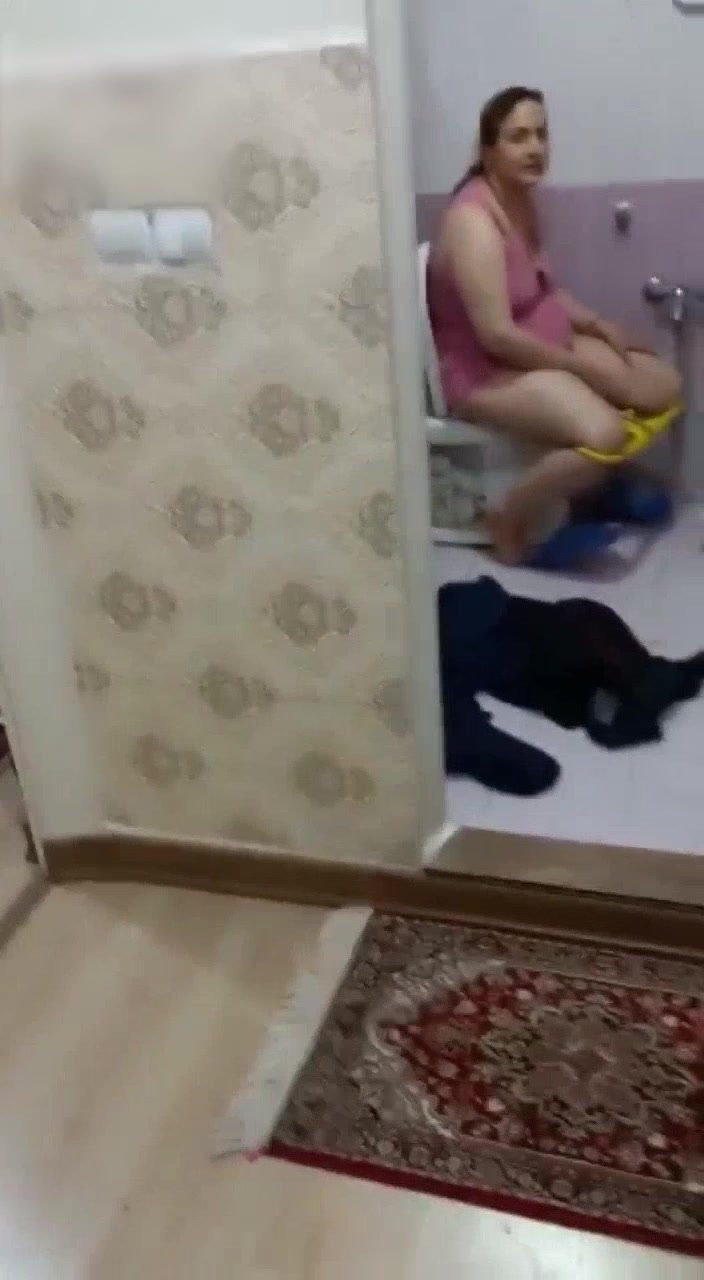 Turkish Mom on Toilet - ThisVid.com