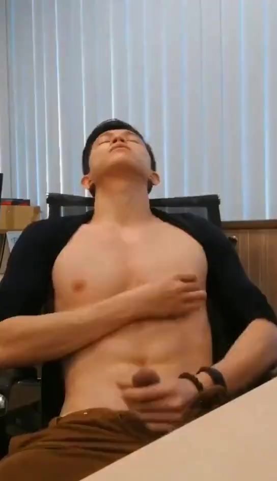 SG guy  jerks off in office