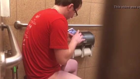 Macho no banheiro público - Man in the bathroom masturbating