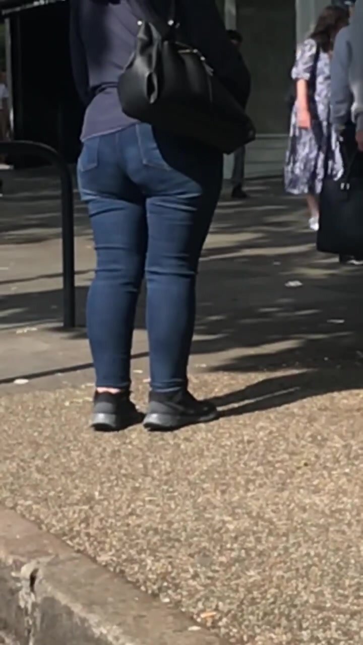 PERFECT ASS MILF IN JEANS