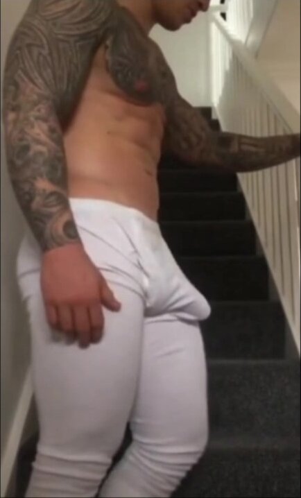 Bodybuilder in white compression pants - video 2