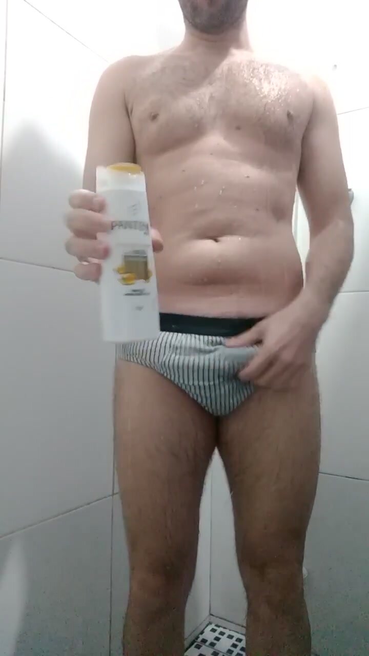 Showering in underwear Lavacueca 2