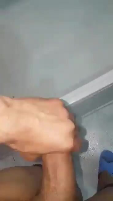 Türk adam banyoda 31 çekiyor