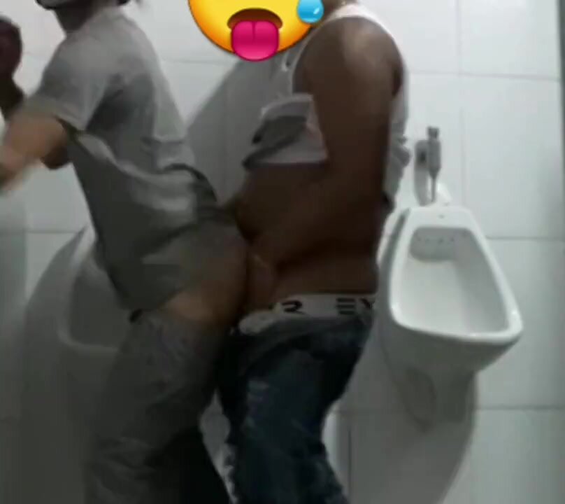 Viadinho servindo desconhecidos no banheiro público II