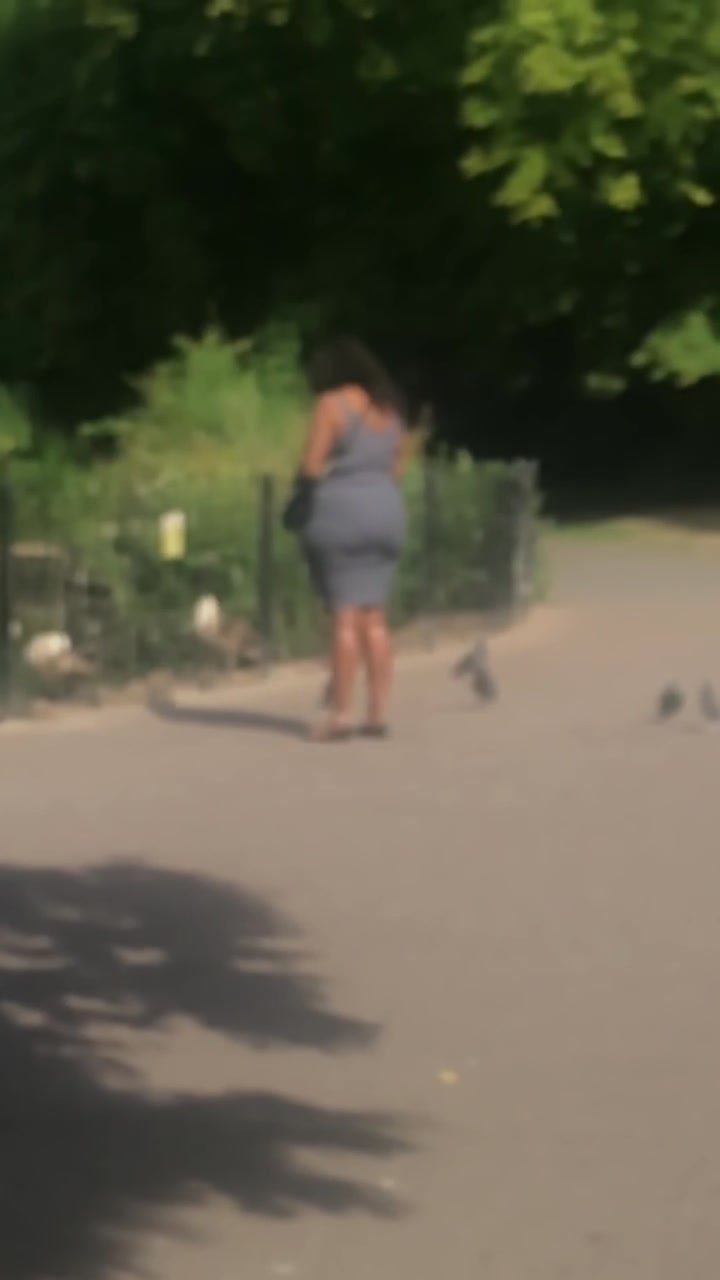 SEXY ASS EBONY GIRL IN THE PARK