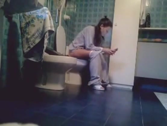Girl Pooping on Toilet Spycam