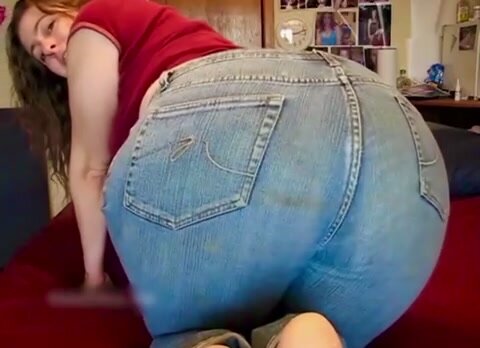 Short clip of big booty milf farting in jeans