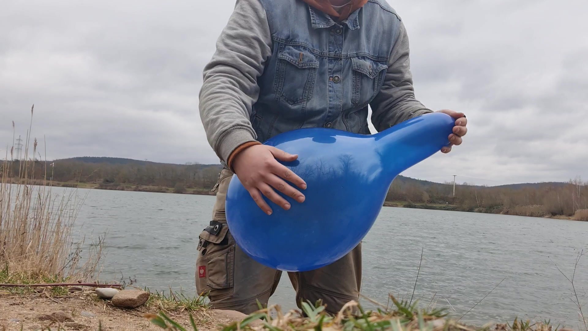 Looner blows outdoor nonpop a blue 14" balloon