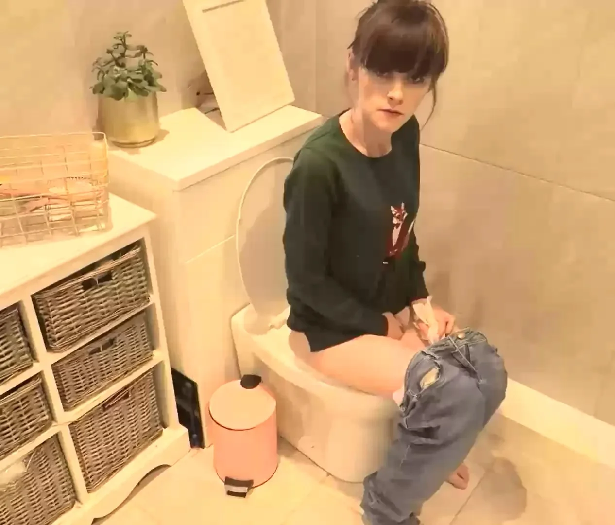 SH - Mommy on toilet - ThisVid.com