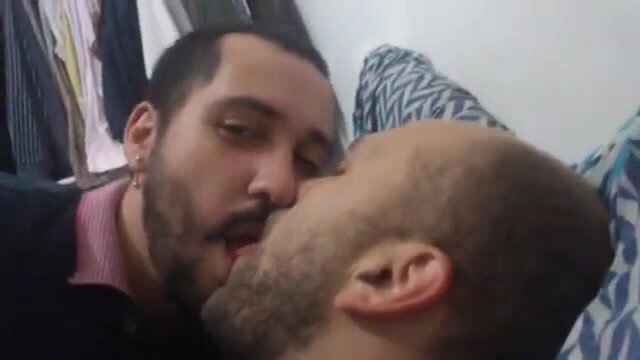 Real Couple Kissing - Portuguese