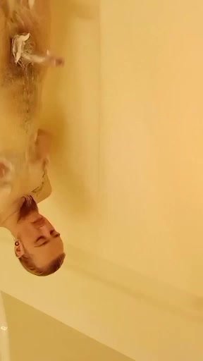 Straight Sh4wn plays with his dick in the shower