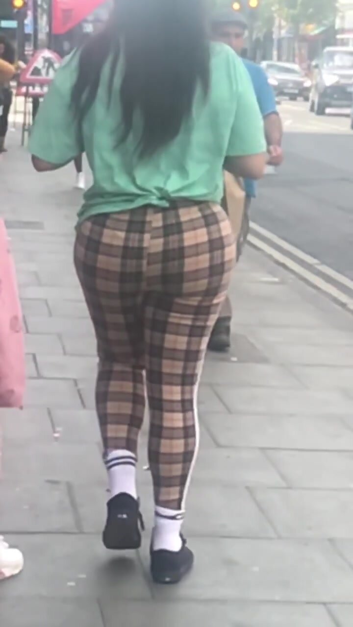 SEXY MUM WITH AMAZING ASS IN PUBLIC