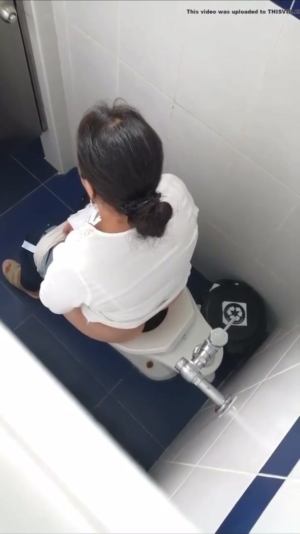 Girl pooping public toilet - video 2