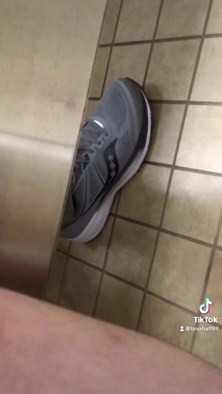 Hot guy pooping at the gym