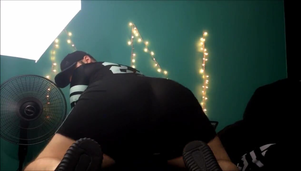 Thick Bear Shakes His Ass and Fucks Himself with Dildo