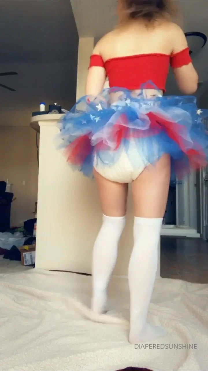 Cute diaper girl dance - ThisVid.com em inglês