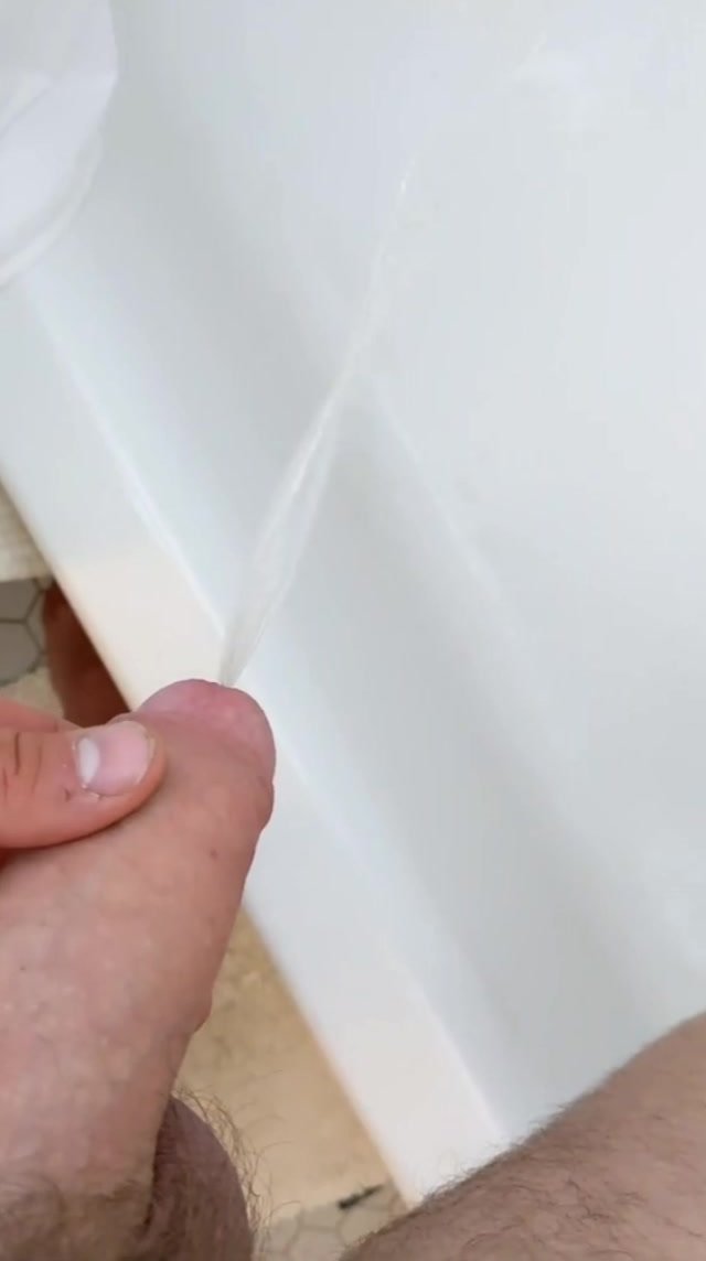 Uncut cock piss in the tub