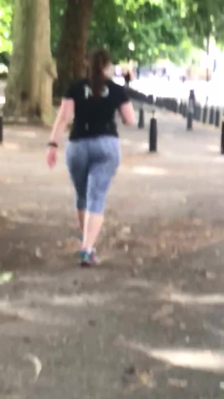 PERFECT PAWG WALKING IN PUBLIC
