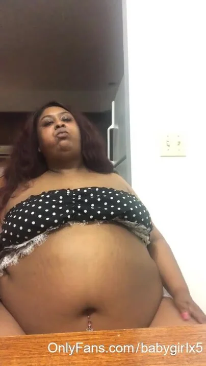 Ebony Plump Belly - Ebony stuffing big ball belly - ThisVid.com