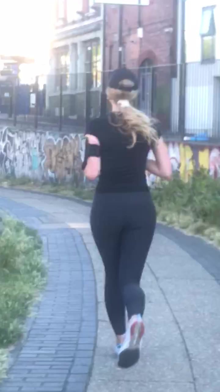 Fit blonde running in grey leggings
