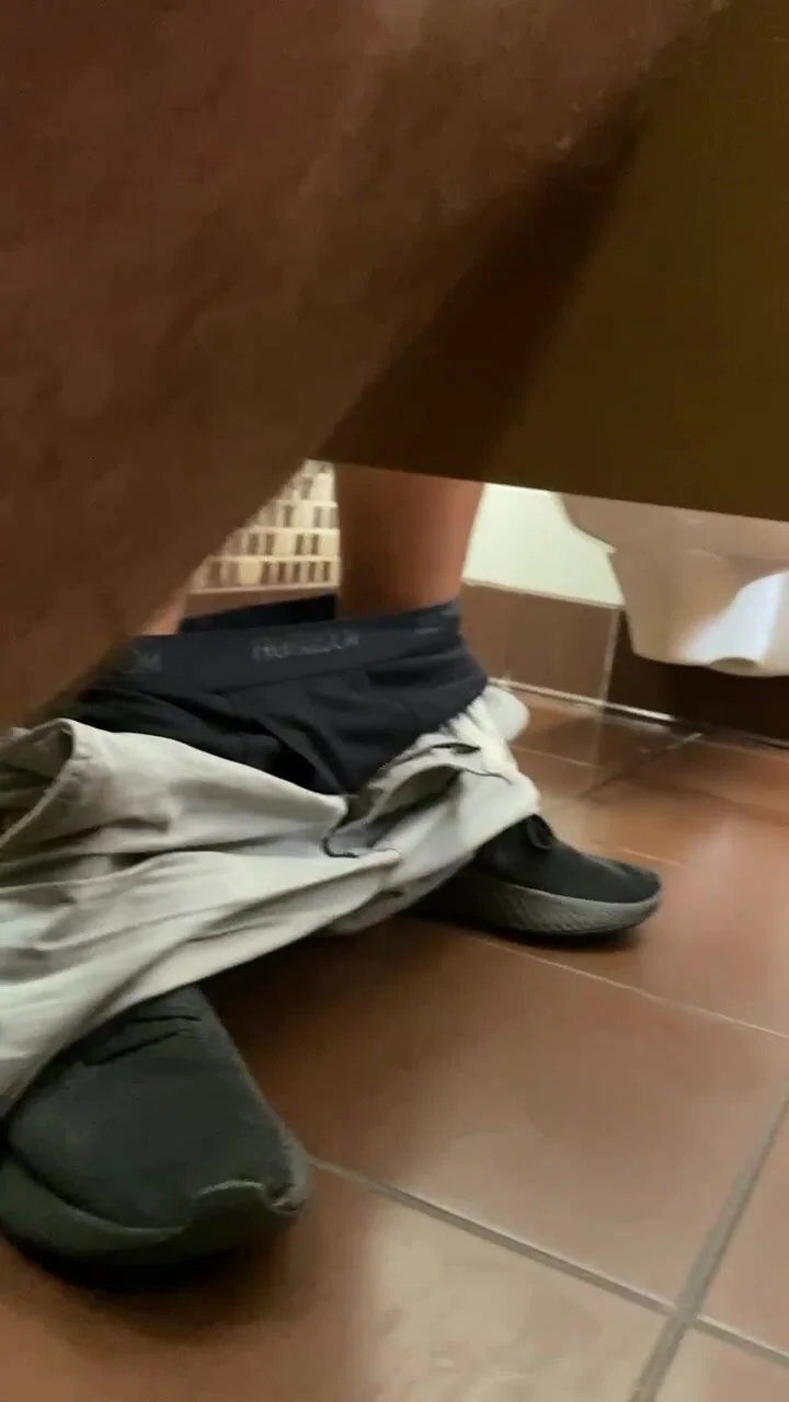 Guy blows his load under stall - ThisVid.com