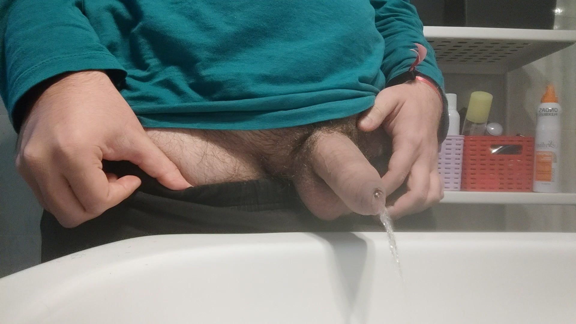 Teen Guy piss on sink with foreskin