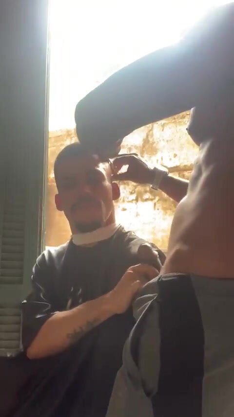 Guy sucks off his barber while getting haircut