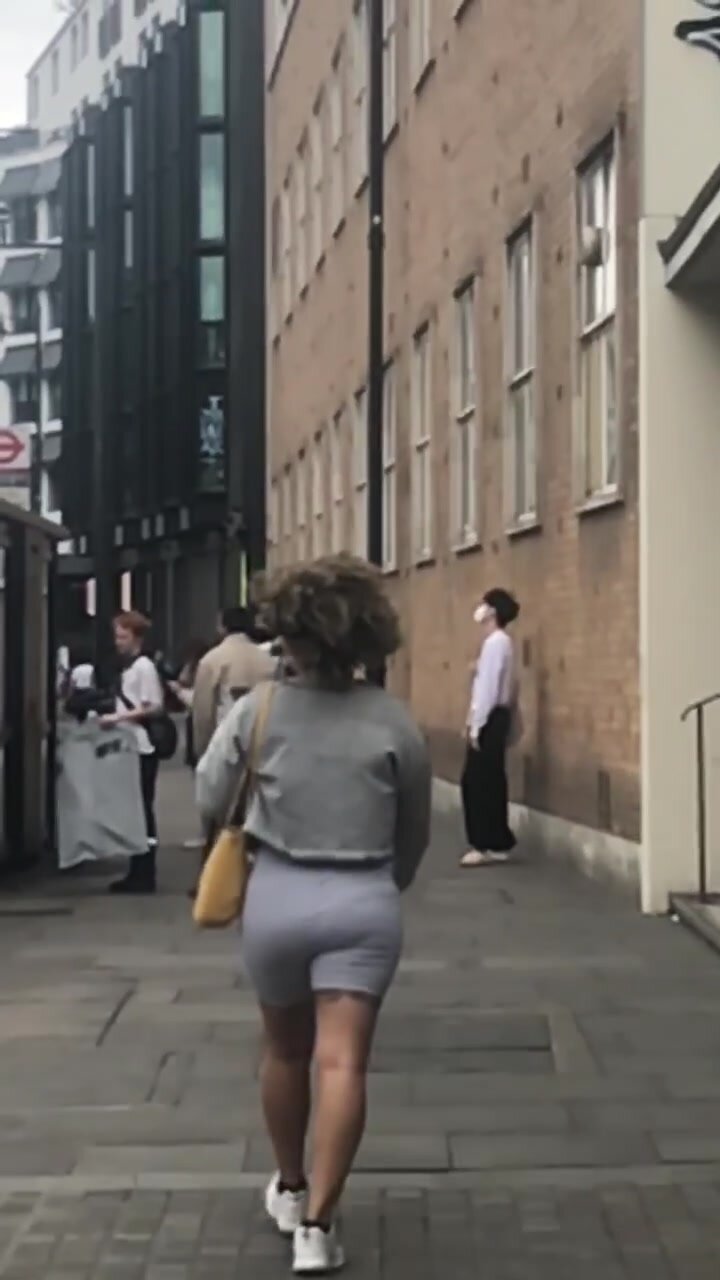 FIT EBONY GIRL WALKING IN HOTPANTS