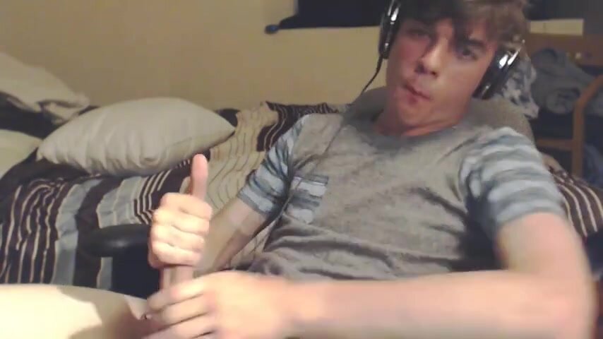 Guy jerking off - video 4