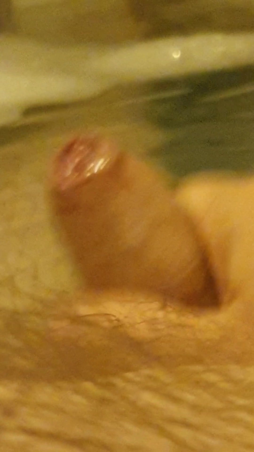 Wanking and pissing in the bath